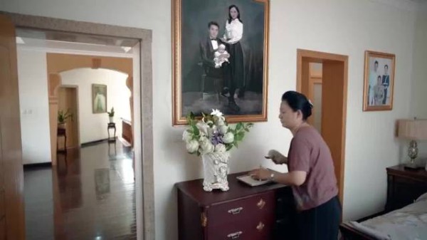 保姆在富豪家打扫房间,一看墙上的油画,竟然是自己失散多年的父母