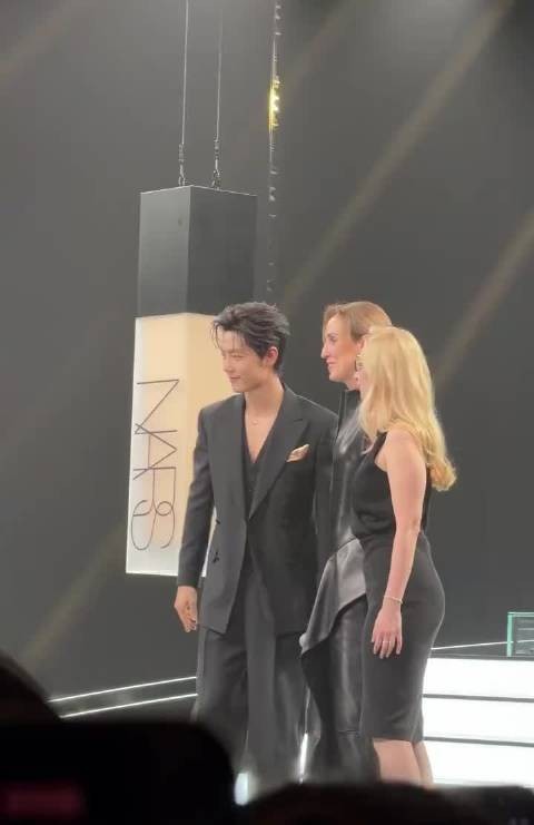 肖战超清合影生图，在名利场游刃有余的样子很松弛