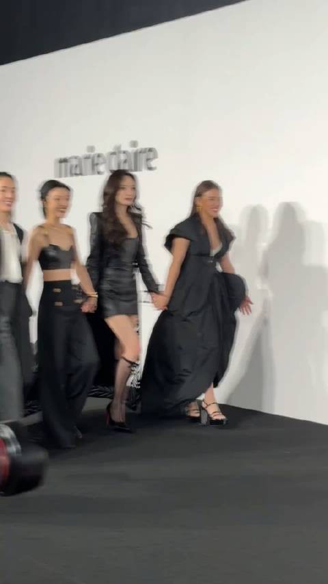 杨幂嘉人红毯现场 中简丝袜搭配CL高跟，今晚是女王幂