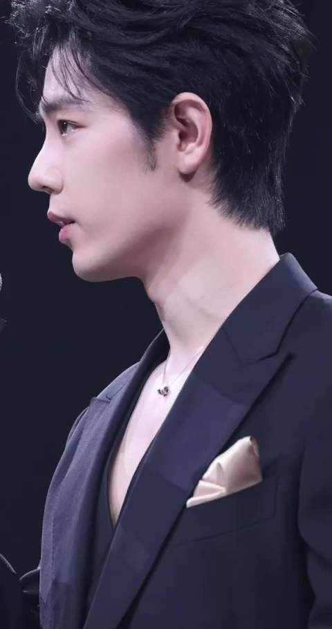 我天，巨星肖战帅成啥样了！ 人间魅魔，太迷人啦！ 肖战热成啥样了