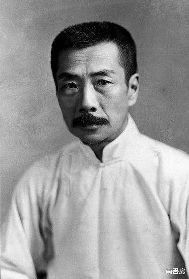 鲁迅的亲孙周令飞，长相与爷爷如出一辙，并没有继承到鲁迅的文笔