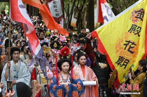 昆明金殿举办花朝节 汉服巡游共赴春日之约