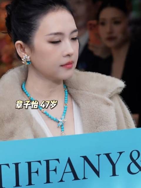 章子怡好可爱，剪完彩举着彩带摇呀摇，今天的状态真好！