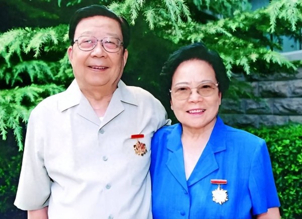 演员王遐100岁病逝！丈夫是名导谢铁骊，谢导逝世后她单身11年