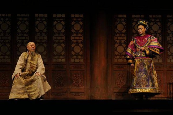 话剧《萃锦园》举重若轻讲述历史风云：当炖肉“变法”遇上朝纲之变