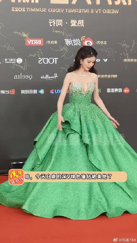 白鹿深V绿色镶钻裙 我的眼睛真的很不听话！微博VC计划
