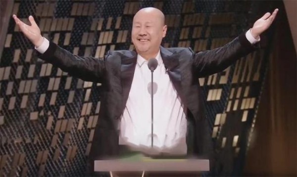 腾格尔不唱歌改说脱口秀，65岁自黑玩梗，比剧本更治愈打动人