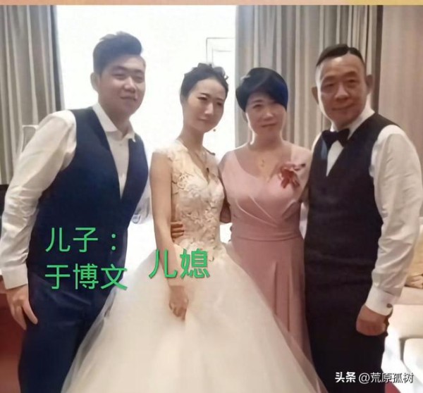 于东来儿媳首次正面露面，颜值封神，和婆婆马丽撞脸像复制粘贴