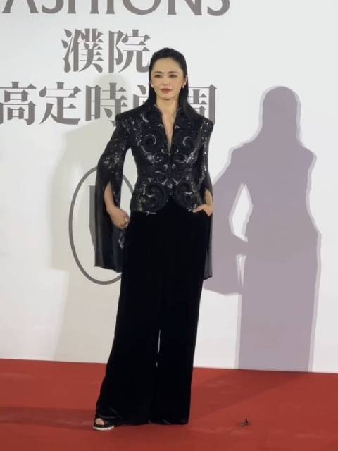 姚晨离婚后首露面全程冷脸避嫌男星,身形暴瘦状态引关注