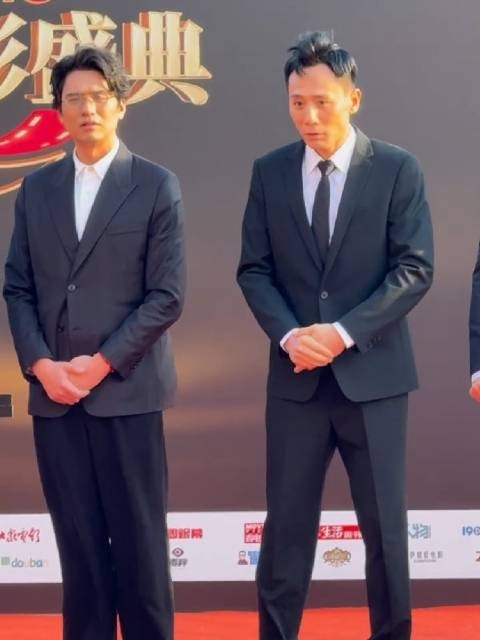刘烨红毯冻到缩成一团，明星光鲜背后身不由己