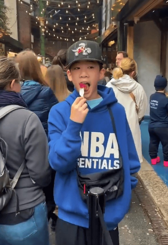 母子二人一起逛集市。