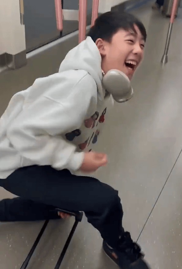 Jasper玩得太忘我，突然跟着行李箱一起摔到地上。