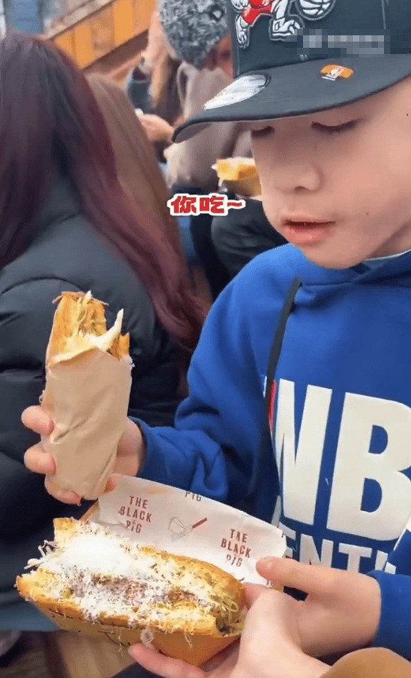 Jasper让妈妈应采儿也一起吃猪肉三明治，母子俩享用伦敦美食好惬意。