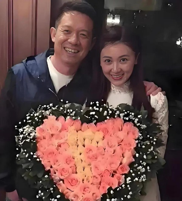 41岁甘薇近况曝光！嫁给大11岁贾跃亭已离婚，如今与孩子相依为命