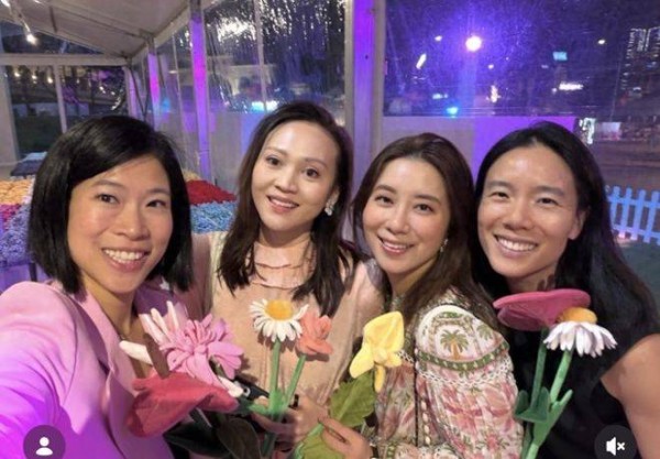 徐子淇办艺术展妹妹罕见现身,姐妹同场没合照,徐子欣低调不上镜