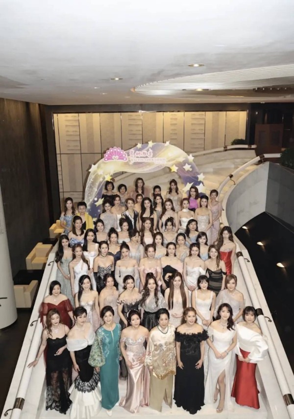 67岁朱玲玲会打扮，穿新中式凤褂戴祖母绿项链，港姐中她最有气质