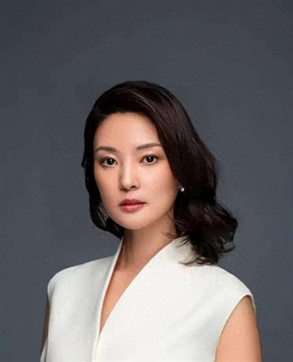 刘芳菲一条裤子穿十七年，丈夫去世后，如今49岁与猫为伴