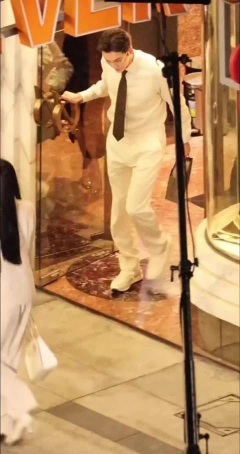 向涵之和陈伟霆拍戏摔倒,陈伟霆看到后立马扶起,摔的好重啊!