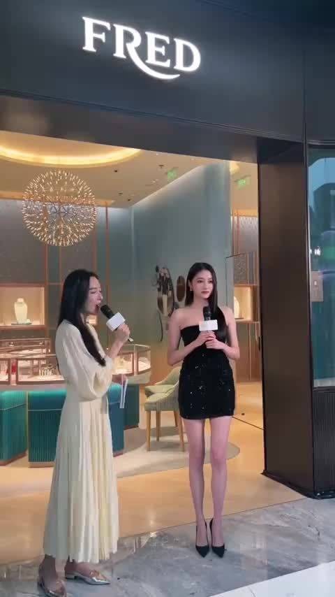 关晓彤腿长引热议，完美比例获赞