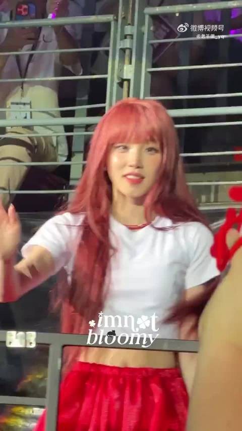 透视装都能看到里面的内衣了