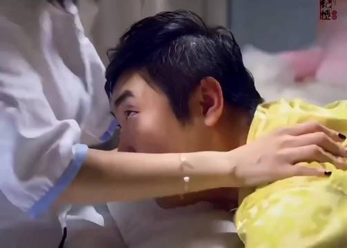 男人背上是疼了点，可看着女人的手在自己身上呼拉来呼啦去心里挺高兴