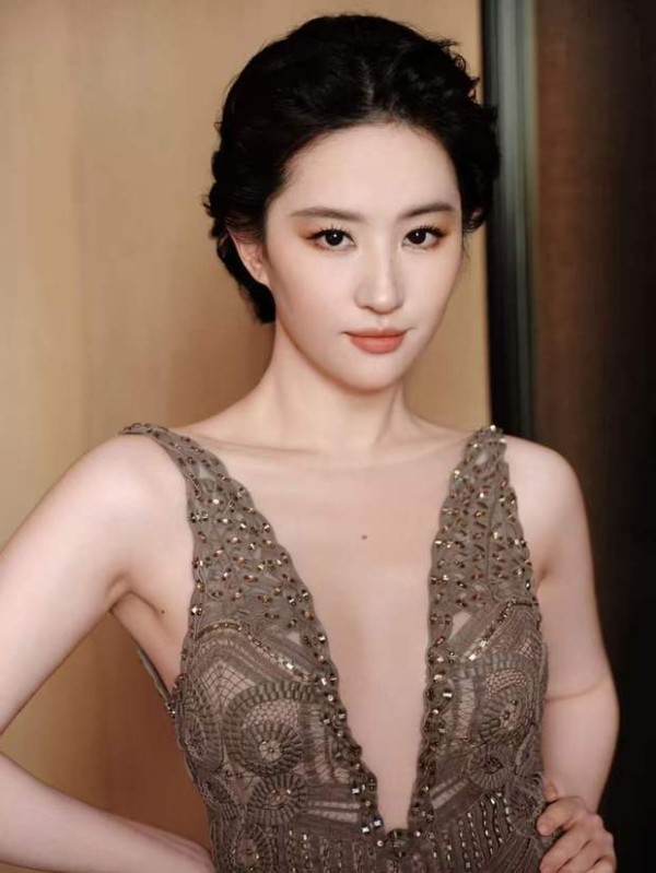 刘亦菲气场优雅从容。