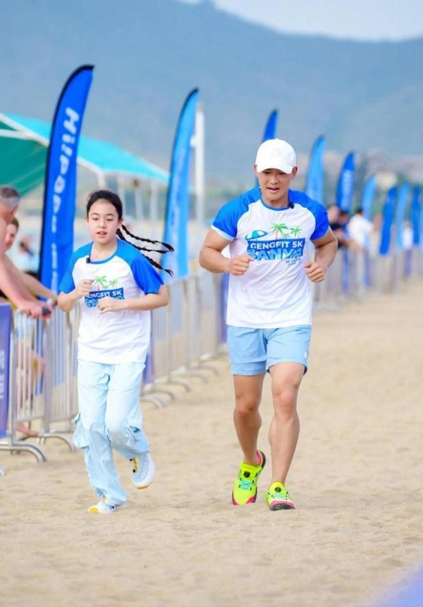 刘畊宏带女儿参与5公里亲子跑 两人互动超有爱