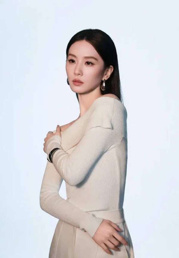 搜狐娱乐讯 近日，一组刘诗诗的大片曝光。