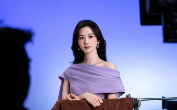 刘诗诗身穿紫色抹胸裙。