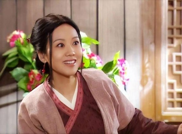 55岁闫妮近况曝光！与前夫离婚22年还单身，如今28岁女儿比她漂亮