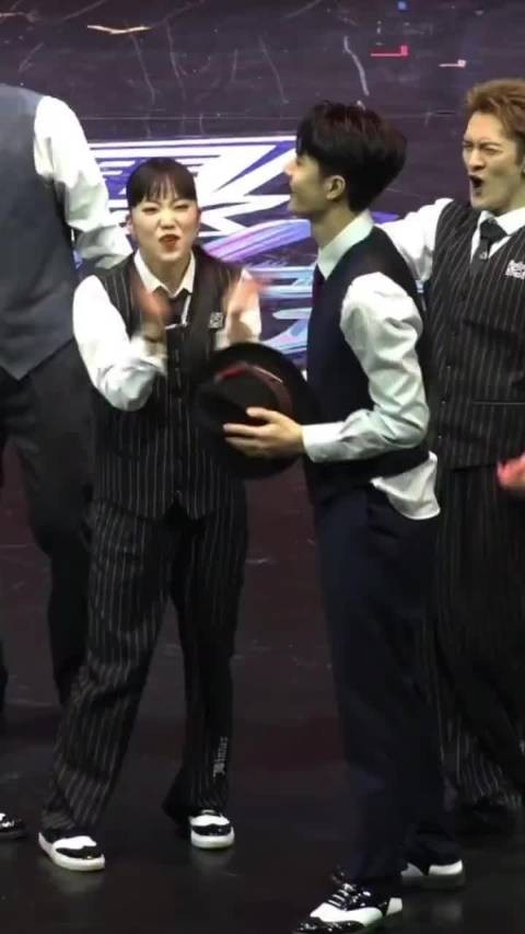 我也想搂王一博的腰，埋在王一博胸口 @UNIQ-王一博 王一博