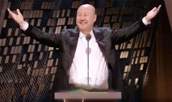 腾格尔65岁改说脱口秀自黑玩梗，比剧本更治愈动人