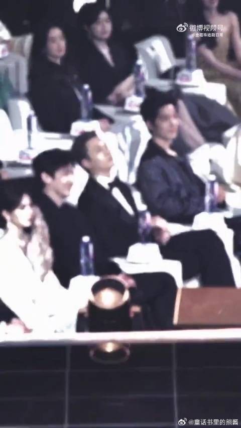 肖战陈伟霆白敬亭白鹿同排亮相