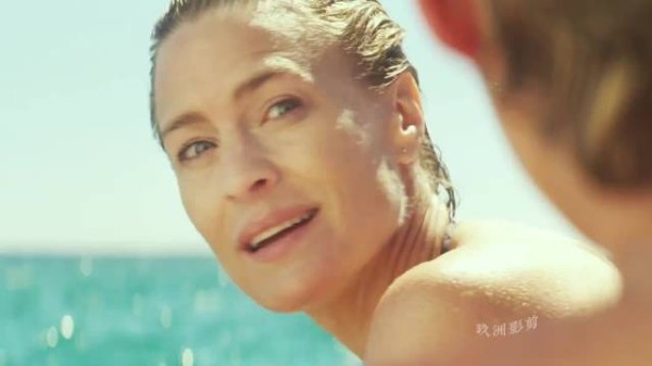 男子因好友与母亲相恋转而追求对方母亲