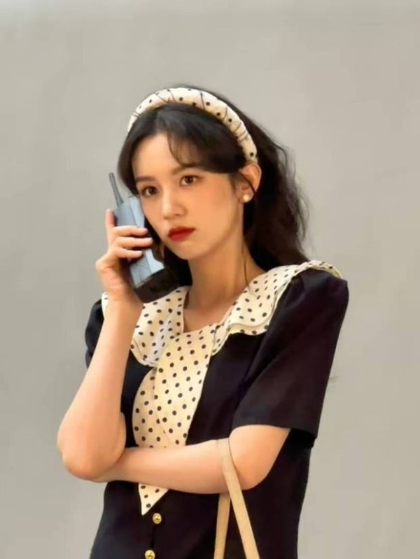 周也眼神灵动有神。