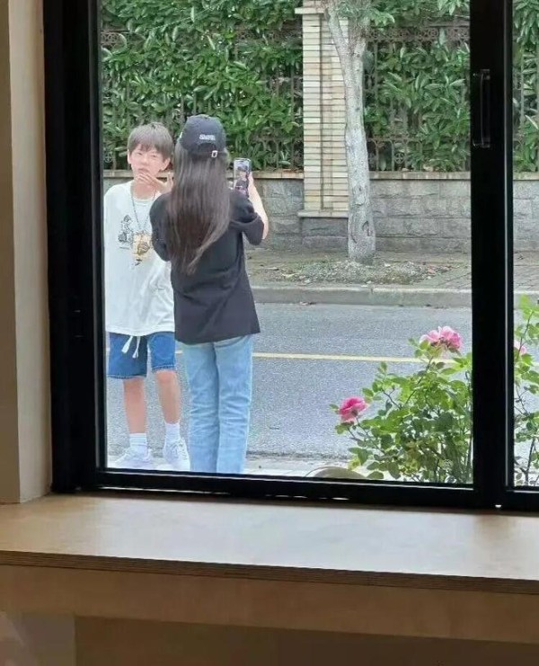 甜馨嗯哼海门偶遇！13岁VS12岁，这对“青梅竹马”变化太大了