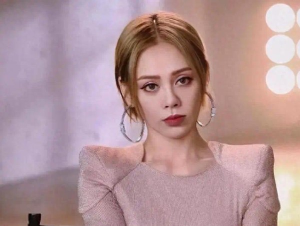 与汪峰牵手同框9个月，宁静自曝恋爱观，刘晓庆的话终于有人信了