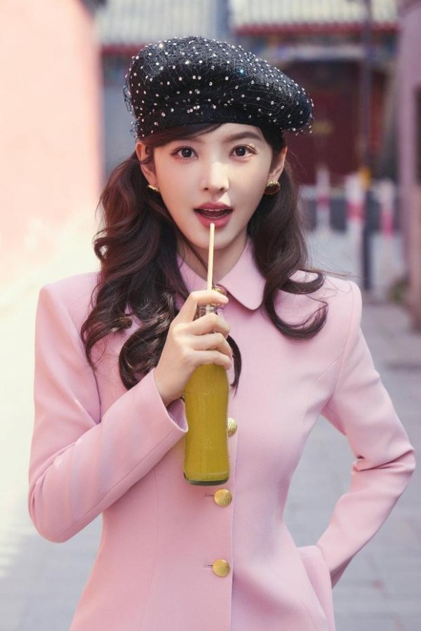 章若楠戴着贝雷帽，优雅阳光。