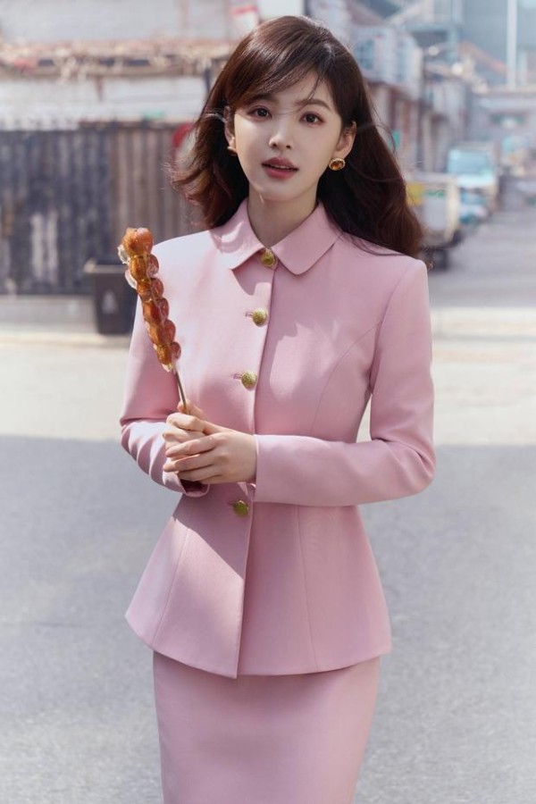 章若楠手持糖葫芦微笑。