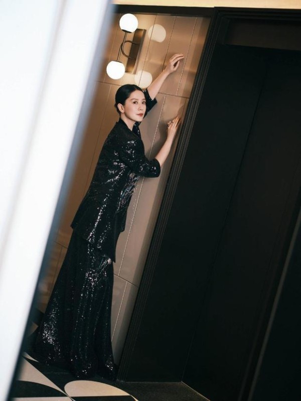 海清扶墙侧望,姿态优雅灵动。