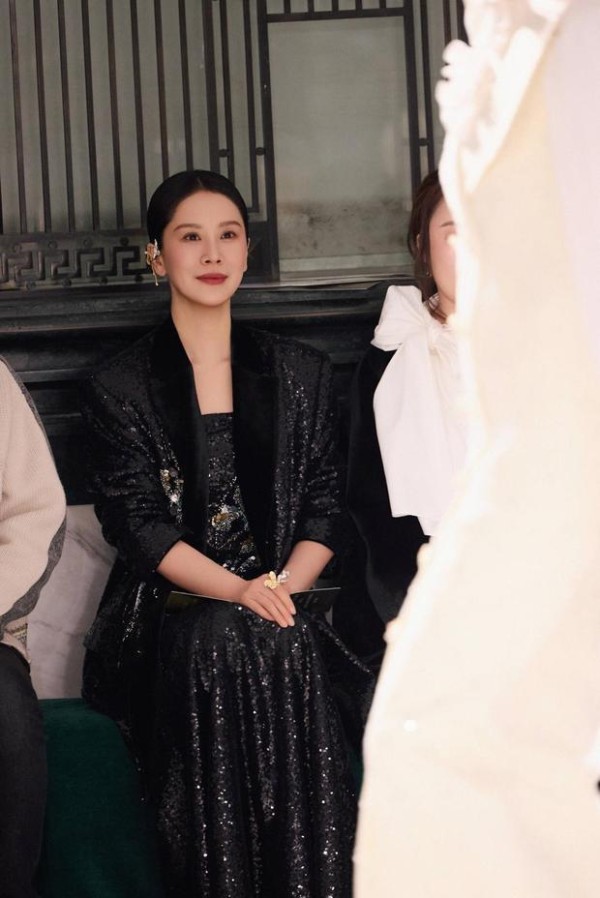 海清端坐观礼,神情从容温婉。