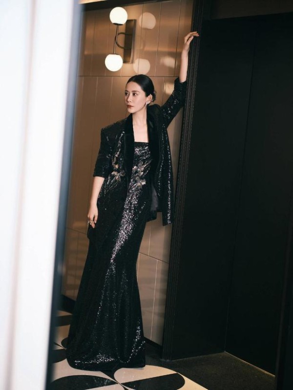 搜狐娱乐讯 近日,海清一组活动美图释出。她身着黑亮片鱼尾裙,搭配同料西装,尽显酷飒贵气。