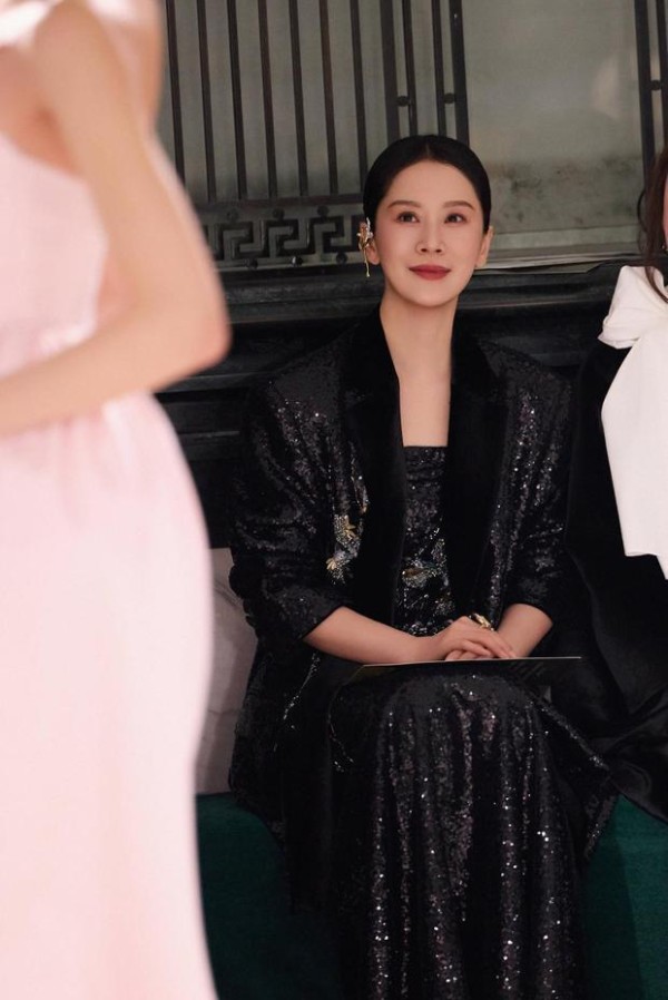 海清气质端庄大气。