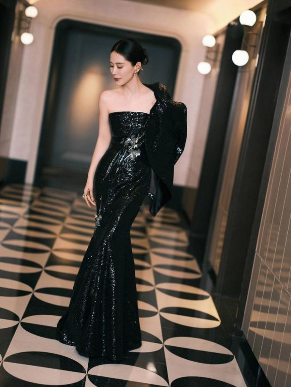 海清身段曼妙优雅。