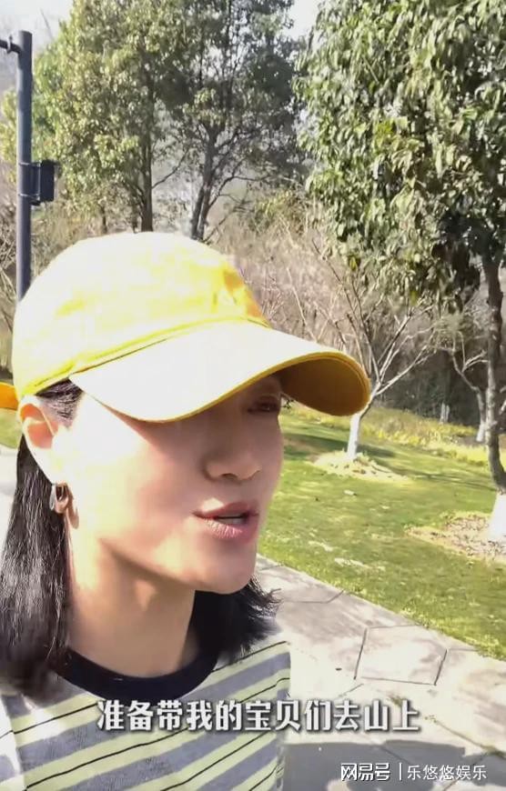 周一围夫妇带仨孩子上山挖笋，45岁朱丹身体真好，才3月穿短裤了