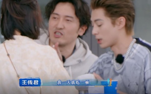 王传君做客《亲爱客栈》，当面磕沈月徐志胜，王鹤棣的反应很好品