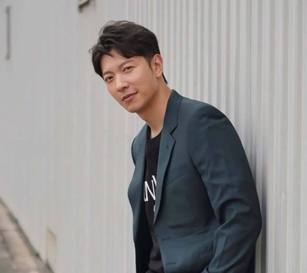 TVB港男冠军陷入罚款风波,收20张罚单主动写求情信,因娶富贵妻子被质疑