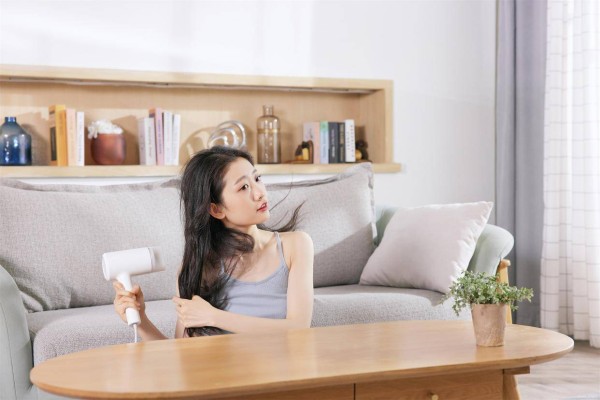 已婚女人疯狂想你了，多半不会直接去找你，而是有这个行为