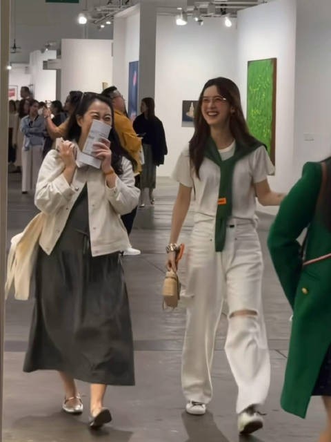 路人镜头下的章泽天