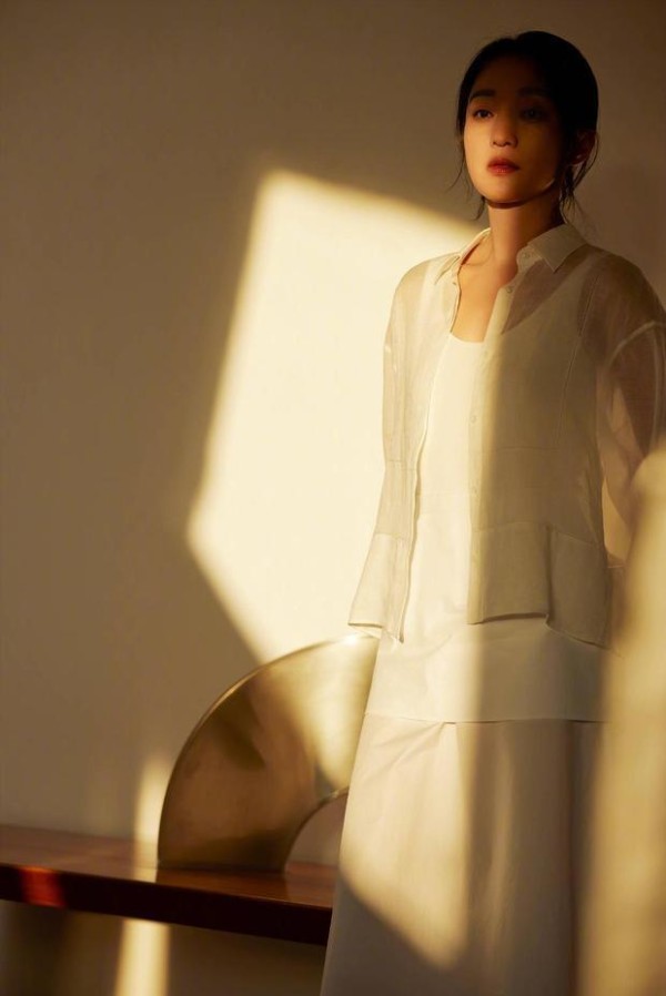 周迅拍摄光影氛围感美照，松弛感拉满。